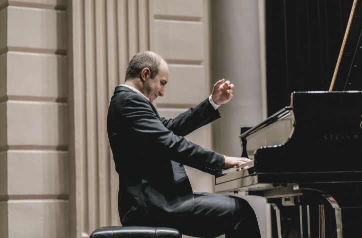 Alexander Gavrylyuk playing a grand piano