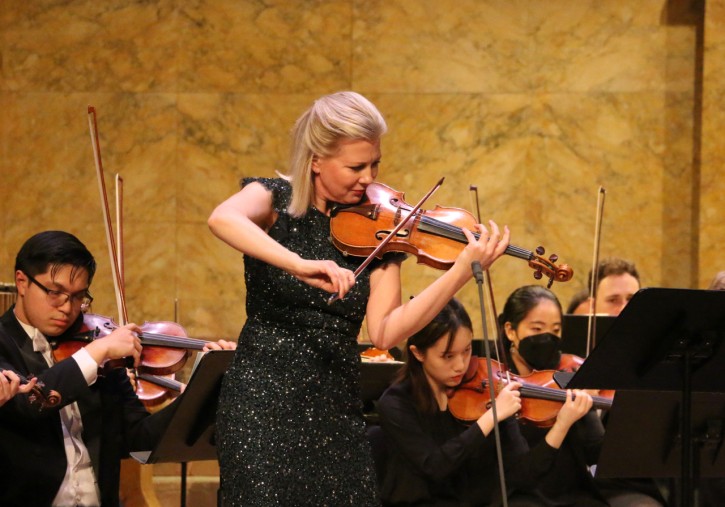 Violinist Elina Vähälä performing with the PSO Oct 2022