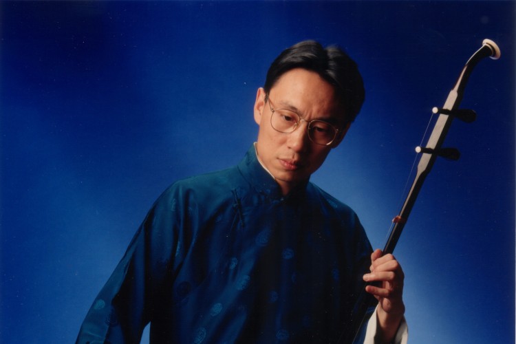 Wang Guowei plays the Chinese erhu
