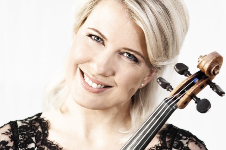 Elina Vähälä holds her violin