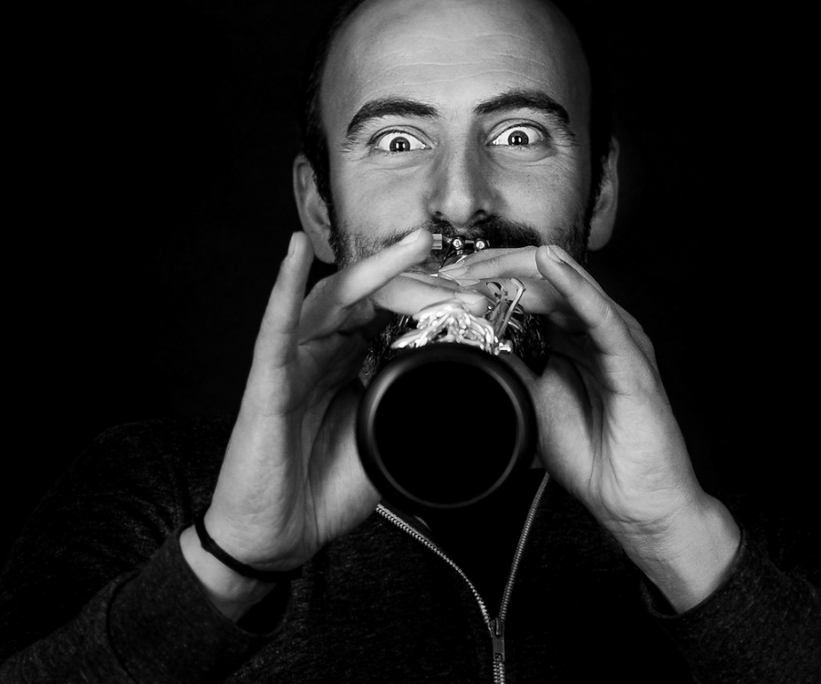 Kinan Azmeh playing his clarinet straight on