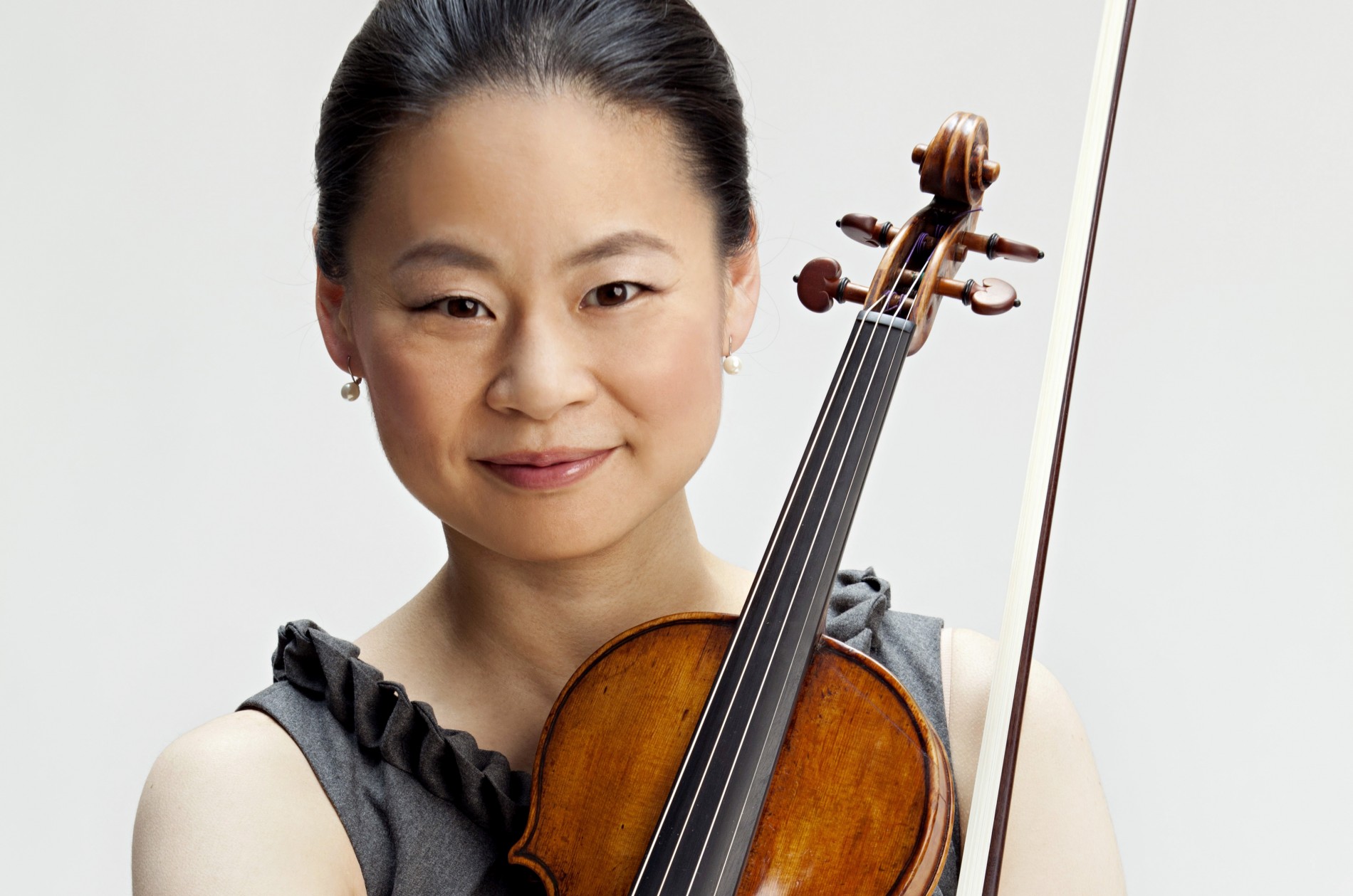 Midori, in gray, holds a violin and bow
