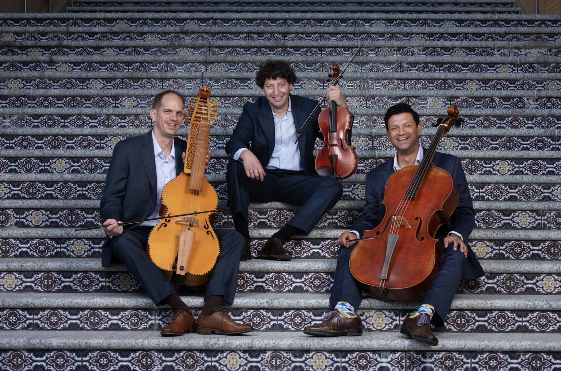 Valencia Baryton Project - promotional ensemble photo of three musicians with string instruments on mosaic steps.