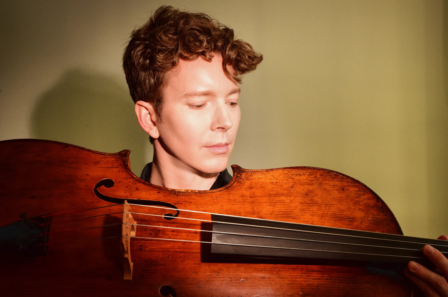 Joshua Roman - holding cello