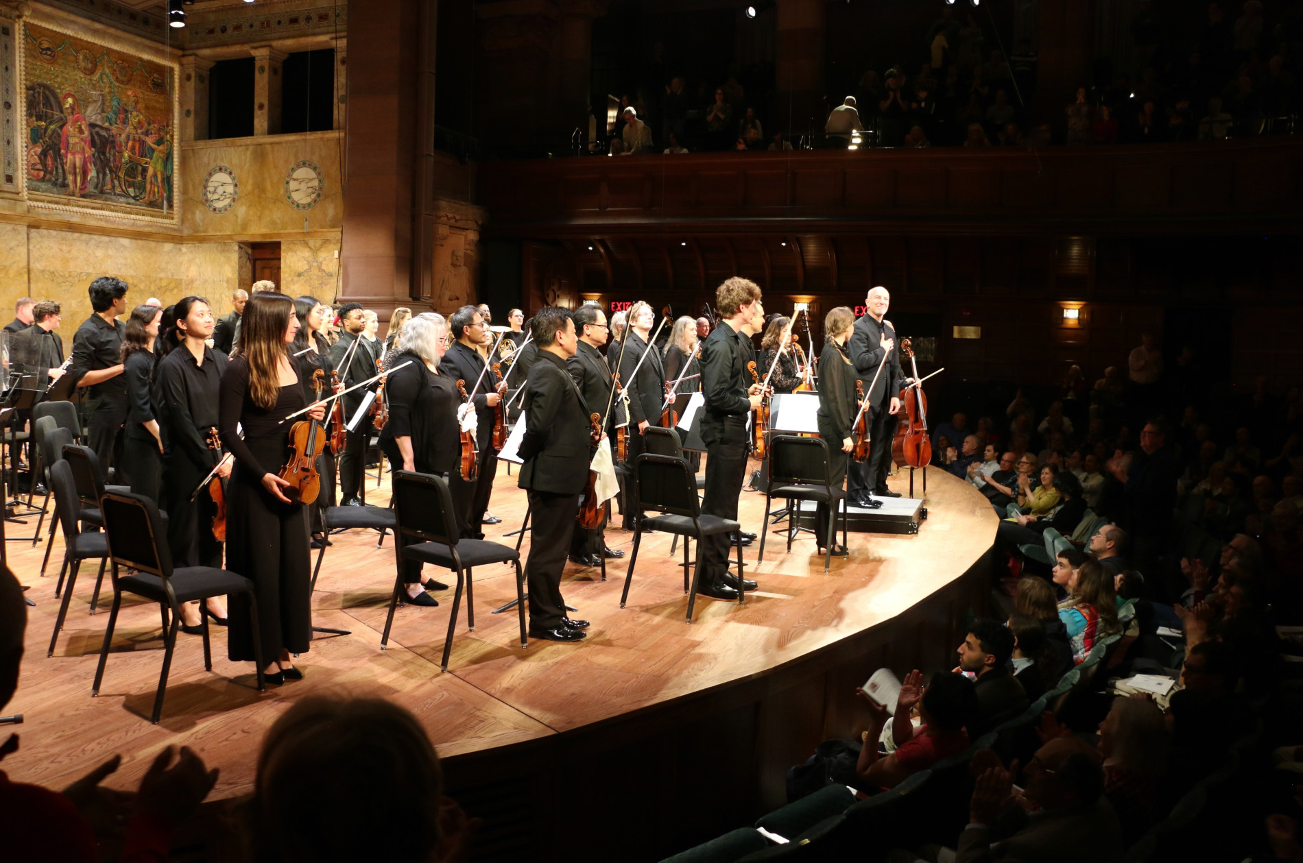 PSO led by Rossen Milanov acknowledging audience